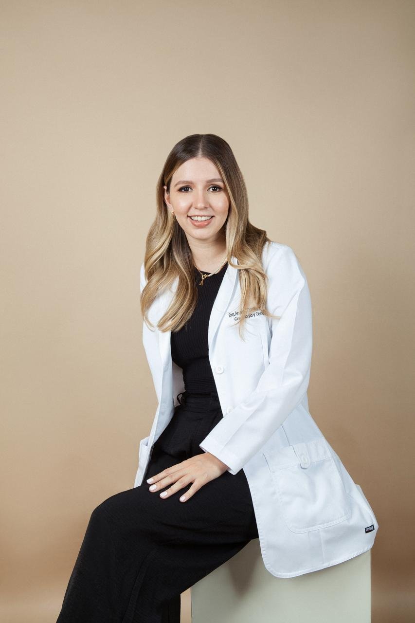 Dra. Andrea Castillón con bata médica